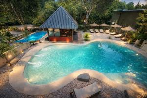 an overhead view of a large swimming pool at Cabañas Aires del Bosque in Santa Teresita