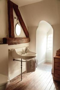 a bathroom with a sink and a mirror at La Dime de Giverny - Chambres d'hôtes-Spa-Restaurant in Giverny +31 photos