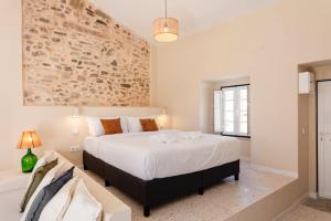 a bedroom with a large bed and a stone wall at Casas dos Amigos in Bom Sucesso +22 photos