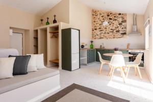 a kitchen and a living room with a couch and a table at Casas dos Amigos in Bom Sucesso