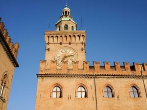 ボローニャにあるCasa Isolani Piazza Maggiore 1.0の時計塔