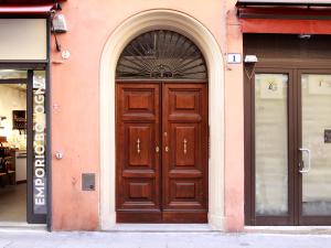 The facade or entrance of Casa Isolani Luxury Rooms Piazza Maggiore 1