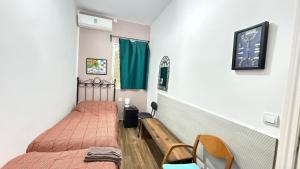 two twin beds in a room with green curtains at Apto a 5 min a pie de la playa in Málaga