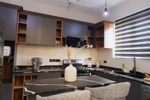 a kitchen with a table with chairs and a vase at Stay-city Rans in Apenkwa