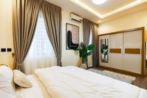 a bedroom with a large white bed and a window at Stay-city Rans in Apenkwa