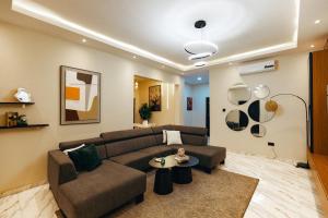 a living room with a couch and a table at Stay-city Rans in Apenkwa