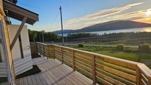 a balcony of a house with a view of a lake at Fjordhuset på Helgelanskysten in Leirfjord