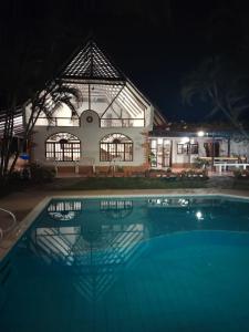 a swimming pool in front of a house at night at Casa Campo Majo in Chinauta