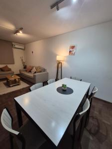 a living room with a white table and chairs at Apartamento IdeaL Independencia VI in Mendoza