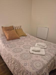 a bedroom with a bed with two towels on it at Apartamento IdeaL Independencia VI in Mendoza