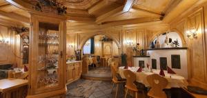 a restaurant with a dining room with tables and chairs at Wider Apartment UG mit Tageslicht in Gottmadingen
