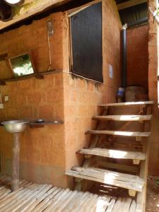 ein Badezimmer mit Waschbecken und eine Treppe in einem Zimmer in der Unterkunft Escape3points in Cape Three Points