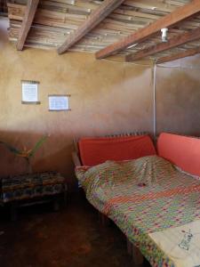 ein kleines Zimmer mit einem Bett und einem Tisch in der Unterkunft Escape3points in Cape Three Points