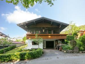 a house with a wooden roof at Amberg in Schwoich
