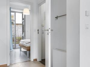 a hallway with a door leading to a bedroom at Lee in Wismar +18 photos