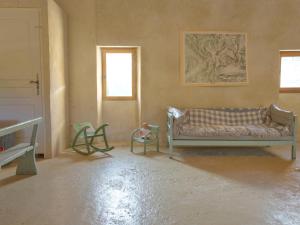 a living room with a couch and two chairs at Le Serre des Granges in Montaulieu