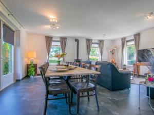 a living room with a wooden table and chairs at Landzicht in Haps