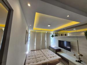 a living room with a couch and a flat screen tv at Apartamento com suite in Parnamirim