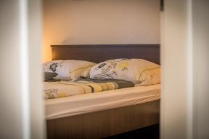 een bed met twee kussens erop bij Apartments Kati in Omiš