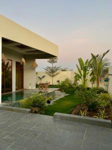 Orien chalet في Abū Nukhayl: منزل به فناء به مسبح