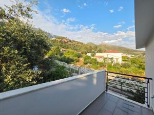 a balcony with a view of a mountain at Roberts Villa in Dhërmi