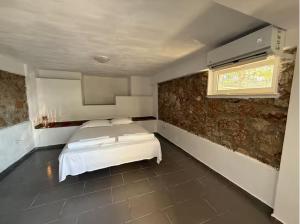 a bedroom with a bed and a window in it at Roberts Villa in Dhërmi