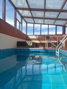 a large swimming pool with blue water at Casa Junto al Rio in Arequipa