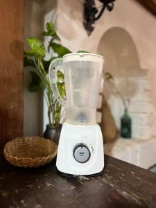 a white blender sitting on a table with a basket at Casa Alquimia Completa in Samaipata