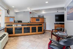 a living room with a table and chairs and a television at Symphony Inn in San Francisco
