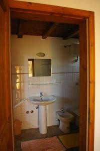 スカンサーノにあるAgriturismo Podere Carboneのバスルーム(洗面台、トイレ付)