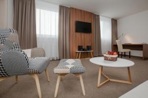 Televízia a/alebo spoločenská miestnosť v ubytovaní Hotel Metropol