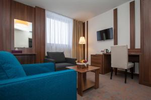 Televízia a/alebo spoločenská miestnosť v ubytovaní Hotel Metropol