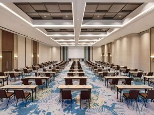 a large banquet hall with tables and chairs at ibis Styles Serpong BSD City in Tangerang +88 photos