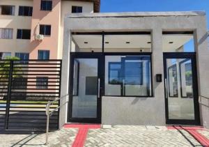 a building with glass doors in front of a building at Apartamento em localização estratégica em Aracaju in Aracaju +4 photos