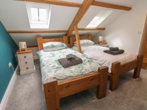 a bedroom with two twin beds in a attic at White Lea in Richmond