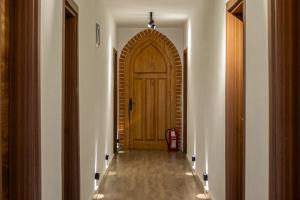 ein Flur mit einer Holztür in einem Haus in der Unterkunft Citadel 360 Suites & Spa in Skopje