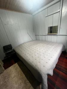 a bed in a small room with a window at Casa proximo parque in Santa Rosa