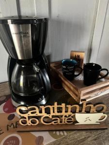 a coffee maker sitting on top of a table with a sign at Casa proximo parque in Santa Rosa