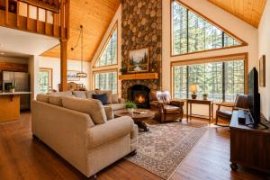 a living room with a couch and a fireplace at Lariat House in Sisters