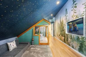a house with a blue ceiling with stars on it at The Four Seasons Escape in Pocono Lake