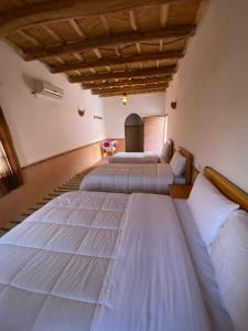 a bedroom with two beds in a room at Hôtel bleu ciel in Aït Yous