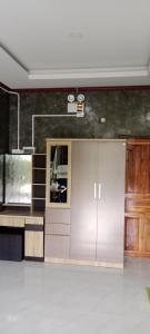 a kitchen with stainless steel cabinets in a room at DD HOMESTAy หาดสะพลี in Ban Tha Samet (1)