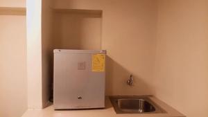 a small refrigerator in a room with a sink at hotel rio in Guayaquil