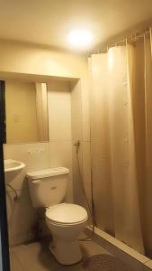 a bathroom with a toilet and a sink at hotel rio in Guayaquil