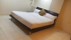a bed with white sheets and pillows in a room at hotel rio in Guayaquil