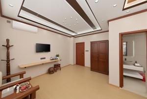 a living room with a skylight in the ceiling at Dali Classical Rosewood Boutique Inn in Dali