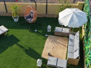 an overhead view of a patio with an umbrella and chairs at Zen Terrace Townhouse in Faro +23 photos