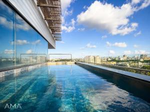 a swimming pool on the top of a building at Hermoso refugio céntrico in Santo Domingo