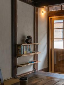 a book shelf in a room with a mirror at 汐見屋 in Tanabe