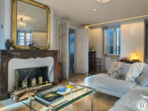 a living room with a couch and a fireplace at La villa saviesa in Cazères